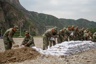 客战热火！快船到场视频：小卡白T朴实无华 登哥粉衣骚气无比？